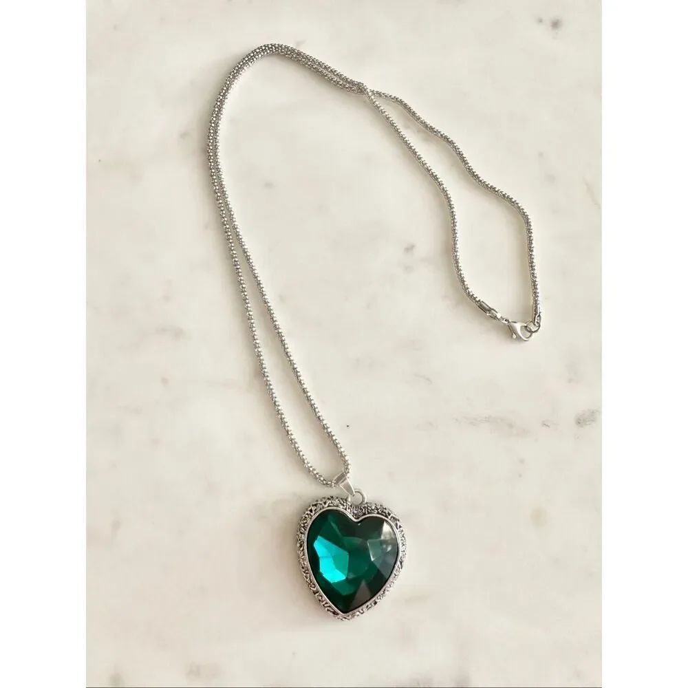 Emerald green heart pendant necklace